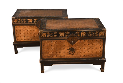 Lot 423 - A pair of Chinese Export gilt and black lacquer rectangular chests, early 20th century