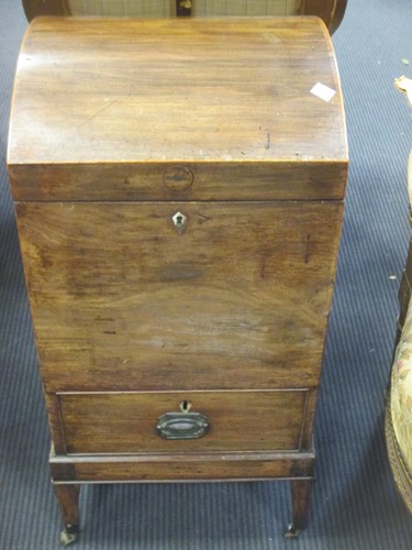 Lot 464 - A Regency mahogany cellarette, with domed lid,...