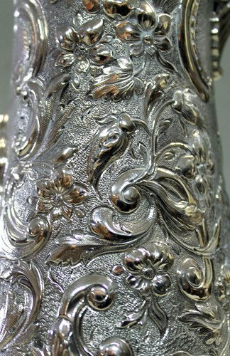 Lot 405 - A George III silver coffee pot