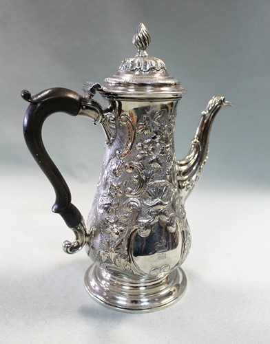 Lot 405 - A George III silver coffee pot