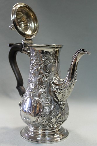 Lot 405 - A George III silver coffee pot