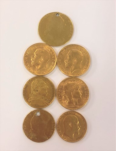 Lot 361 - A collection of gold coins