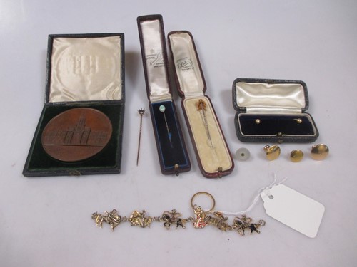 Lot 196 - A collection of 5 collar and shirt studs
