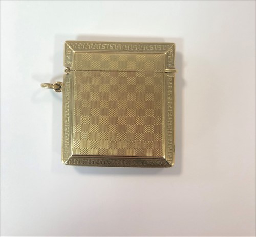 Lot 360 - A George V 9ct gold vesta case by the Goldsmiths' & Silversmiths' Company