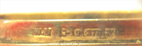 Lot 369 - An Edward VII 9ct gold vesta case with secret photograph aperture