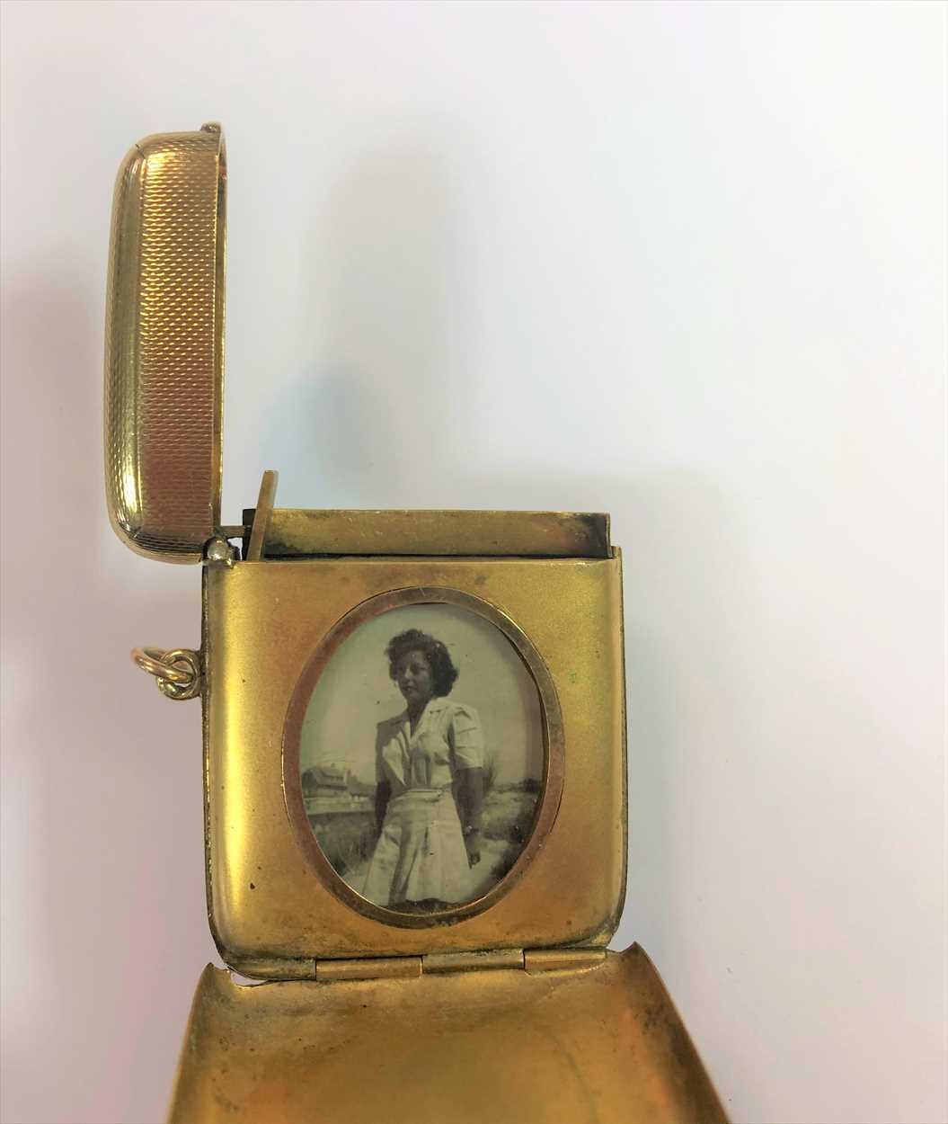 Lot 369 - An Edward VII 9ct gold vesta case with secret photograph aperture