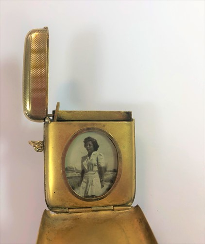 Lot 369 - An Edward VII 9ct gold vesta case with secret photograph aperture