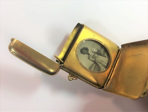 Lot 369 - An Edward VII 9ct gold vesta case with secret photograph aperture