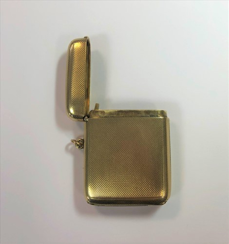 Lot 369 - An Edward VII 9ct gold vesta case with secret photograph aperture