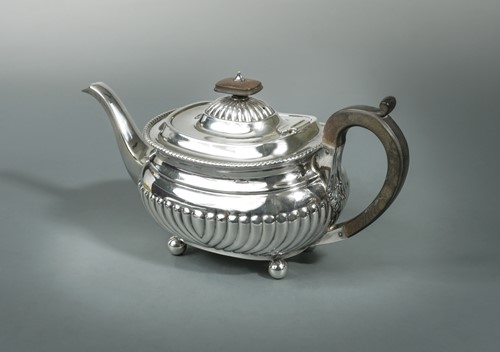 Lot 427 - An Edward VII silver teapot