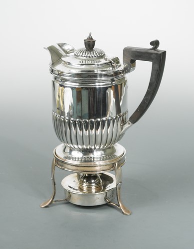 Lot 436 - A George V silver hot water jug and spirit burner