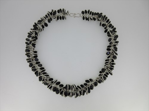 Lot 193 - An onyx and silver 'foxtail' necklace