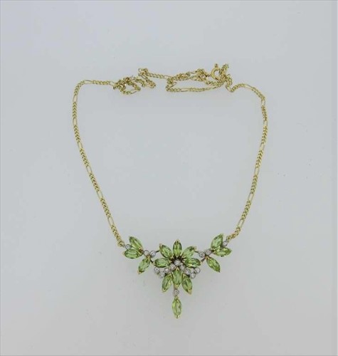 Lot 21 - A peridot and diamond necklace