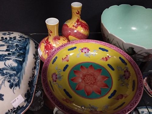 Lot 53 - A pair of Chinese bottle vases, an 18th century blue & white tureen lid