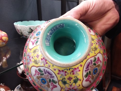 Lot 53 - A pair of Chinese bottle vases, an 18th century blue & white tureen lid