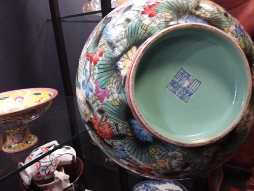 Lot 53 - A pair of Chinese bottle vases, an 18th century blue & white tureen lid