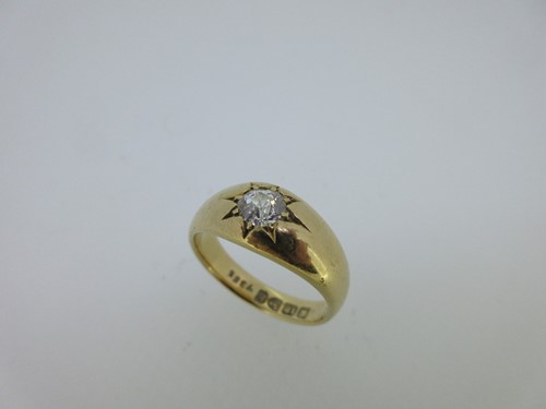 Lot 13 - An 18ct gold and single stone diamond gypsy ring