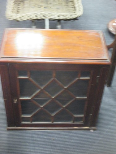 Lot 492 - Small glazed mahogany cabinet