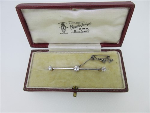 Lot 90 - A diamond bar brooch in fitted case