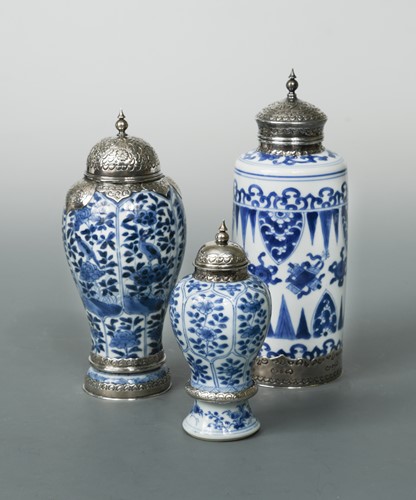 Lot 75 - A Chinese blue and white export porcelain vase, Kangxi (1662-1722)
