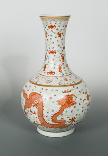 Lot 89 - A Chinese porcelain bottle vase, Republic period, circa 1920-30