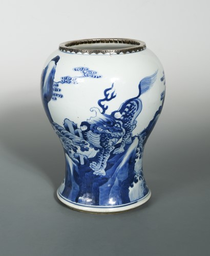 Lot 76 - A Chinese blue and white porcelain vase, Qing Dynasty, early Kangxi Period (1662-1722)