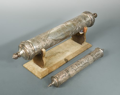 Lot 129 - An Indian silver 'Farewell Address' scroll holder