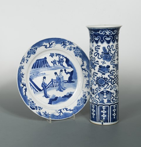 Lot 66 - A Chinese blue and white export 'Lange Lijzen' plate, Qing Dynasty, Kangxi (1662-1722)