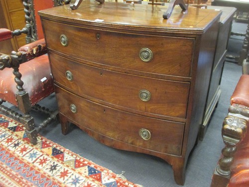 Lot 516 - A bow fronted chest of 3 drawers c1820,...