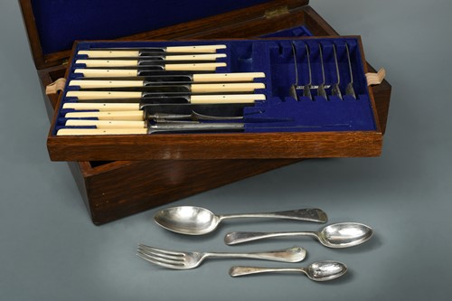 Lot 181 - A canteen containing a 41 piece set of Edward VII silver plated cutlery and flatware