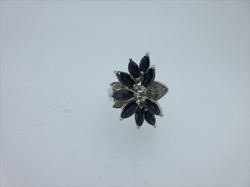 Lot 86 - A modern abstract sapphire and diamond cluster ring