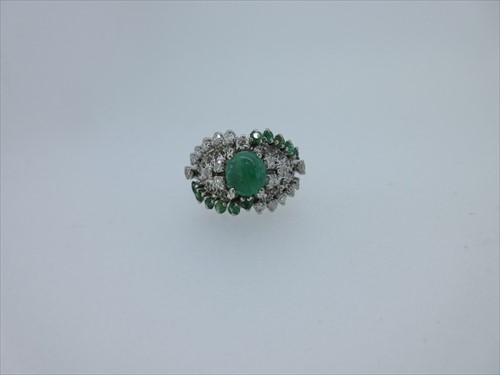 Lot 264 - A modern emerald and diamond cluster ring