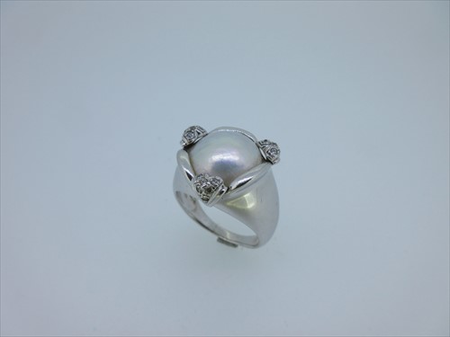 Lot 164 - A mabé pearl and diamond dress ring