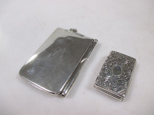 Lot 210 - A Victorian silver snuff box