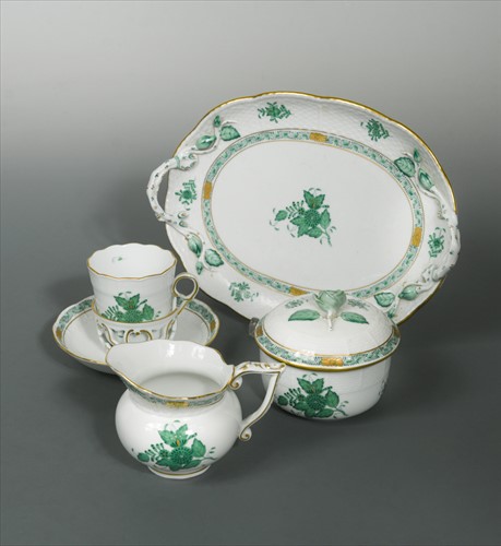 Lot 7 - A Herend porcelain tea service