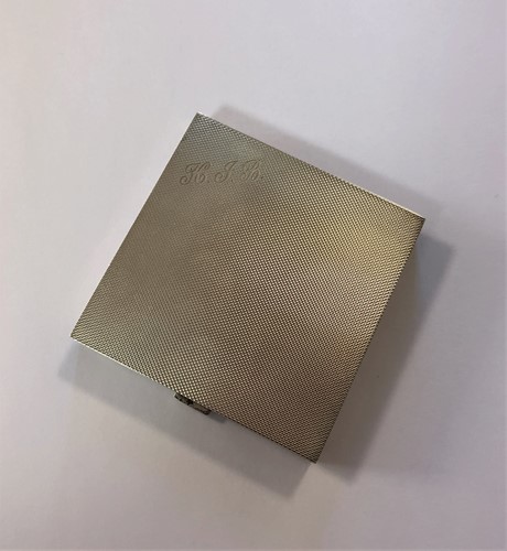 Lot 139 - A 20th century silver travelling compact, by W...
