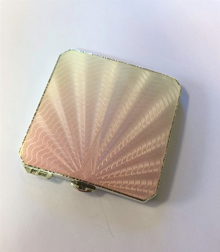 Lot 319 - A George V silver travelling compact