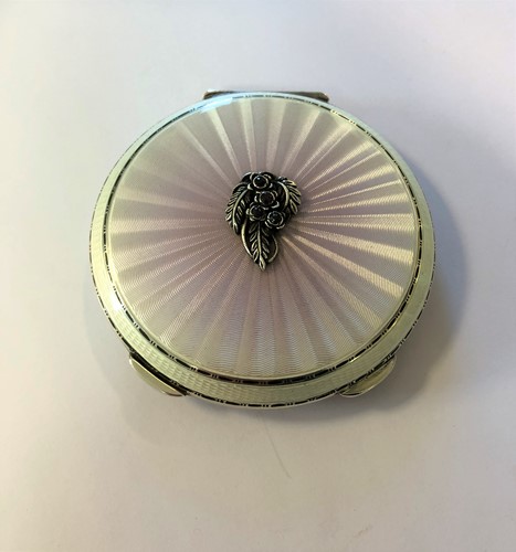 Lot 323 - A 20th century silver travelling compact