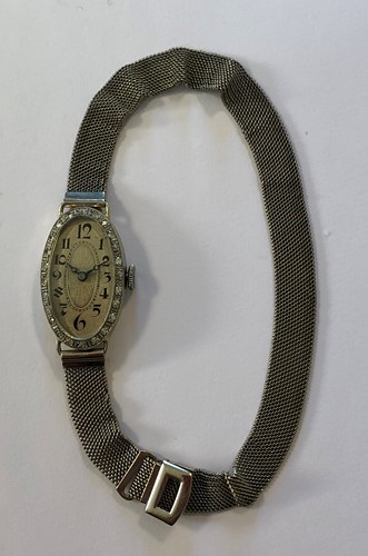 Lot 314 - Gelda - A lady's 18ct gold and diamond cocktail wristwatch