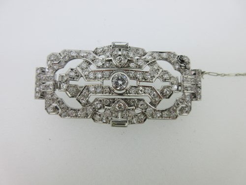 Lot 251 - A French Art Deco diamond and platinum brooch