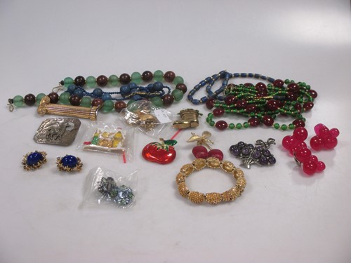 Lot 181 - A collection of costume jewellery, many pieces 'signed'