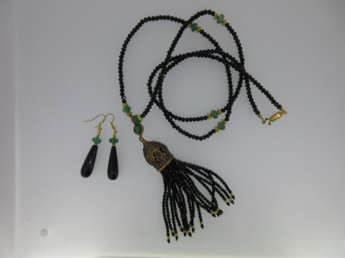 Lot 144 - An onyx tassel necklace and earring suite