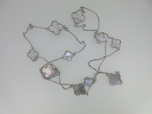 Lot 106 - A chain necklace with mother of pearl quatrefoils