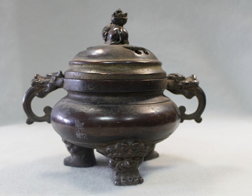 Lot 139 - A Chinese bronze tripod censer, 20th century