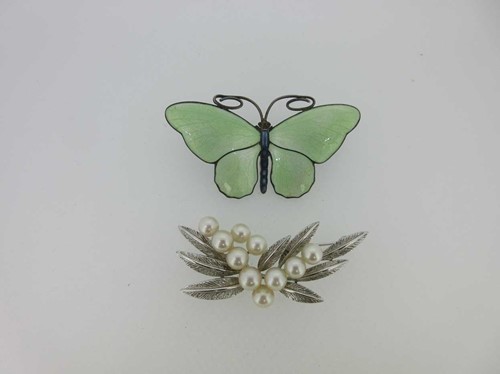 Lot 265 - A vintage enamel butterfly brooch and another brooch set with cultured pearls
