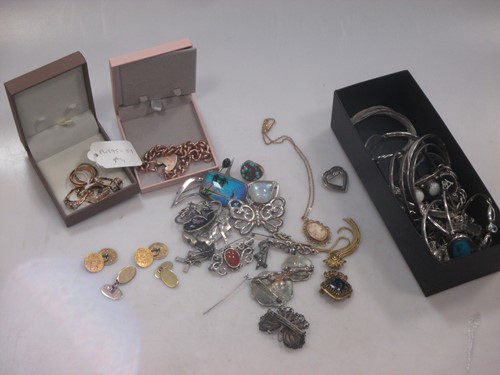 Lot 176 - A collection of gold, silver, gemset and costume jewellery