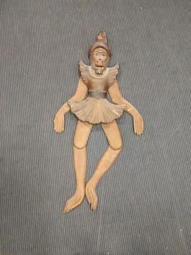 Lot 127 - A Swiss Black Forest carved articulated monkey