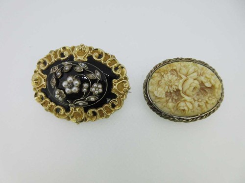 Lot 17 - Two fine Victorian brooches