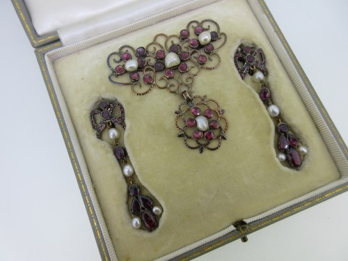 Lot 205 - A Georgian garnet and pearl stomacher and matched earpendants cased by Tessier