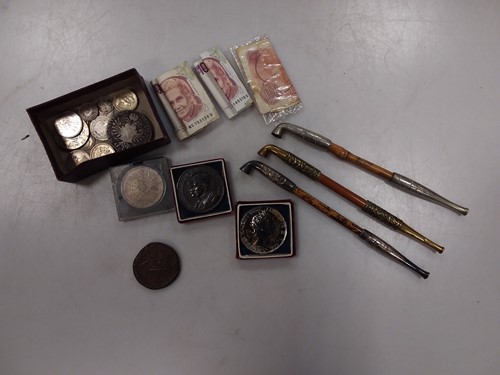 Lot 162 - A small collection of coins including Russian...